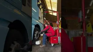 Onze BAAS Tom in MONTEURS jas! #truck #trucks #trucker #truckdriver #trucklife #banden #tyreservice