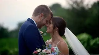 Отец невесты провел свадебную церемонию в саду Mustard Seed Gardens.