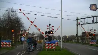 Spoorwegovergang Leiden Lammenschans // Dutch railroad crossing