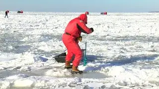 LAKE ERIE ICE FISHING AND SPECTATORS