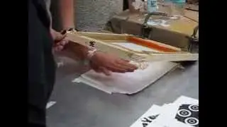Aplicaci&oacute;n de laca para calcomania de serigraf&iacute;a