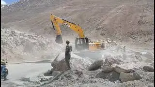 JCB help to remove big stone from road #lehladakh #ladakh