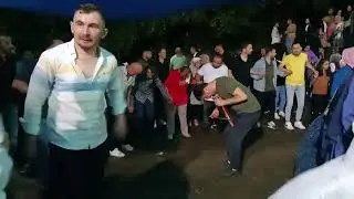 Ali Alim – Köy Düğününde Kemence ile Horon Coşkusu | Canlı Performans