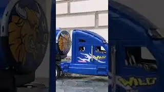 Cami&oacute;n cisterna azul