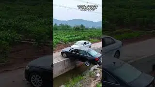 What To Do When Two Cars Are Stuck In A Narrow Road? A Master Driver Does It Like This