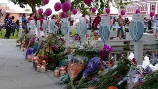 Strage di Uvalde, il dolore dei residenti che depongono fiori e candele al memoriale delle vittime