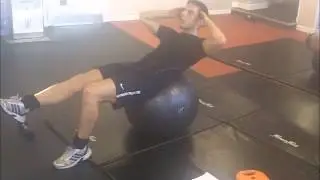 crunch swiss ball 1 leg - Oval Personal trainer
