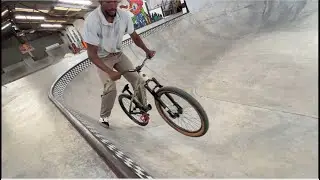 Skatepark Alleyoops and some Footplants on my MTB