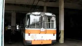 Троллейбус №465 заезжает на яму