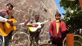 Tocando música a folklorica en Arequipa, Perú