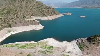 Veja a água azul-turquesa do Lago Potrerillos (Dique Potrerillos), em Mendoza, Argentina. 🏔️✨
