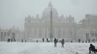 Maltempo a Roma: la basilica di San Pietro sotto la neve