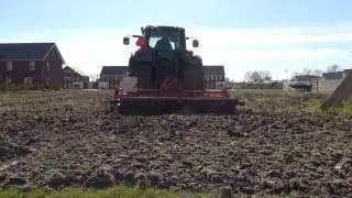 John deere 7430 aan het frezen in Delfzijl.