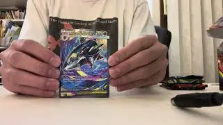 Открываю что-то, что купил в торговом автомате Pok&eacute;mon.