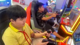 Bé Bột và Bé Thiên chơi game bóng rổ ở Vincom Q10