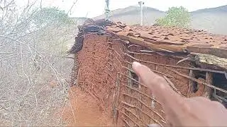 mostrando  a realidade de  um senhor  de  84 anos  que  vevi  sozinho  em um  casebrio  quase  caind
