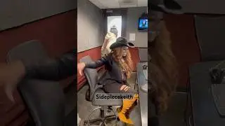 Нила заглянула на радиостанцию, чтобы увидеть выступление Sidepiecekeith #spk