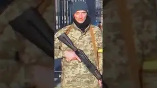 Ukrainian Soldiers magazine falls out of Rifle