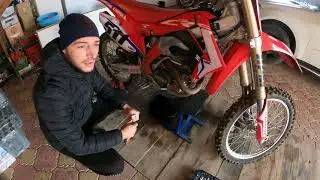 Schimb uleiul la motor si cutie la Honda CRF450R 2017