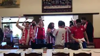 Torcida Alvirrubra invade churrascaria em S&atilde;o Paulo