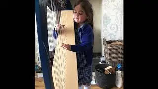 Effie aged 4 playing Pozzoli on Salvi Mia lever harp #thelittleharpist