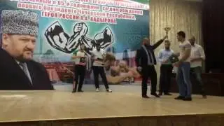 В Грозном прошел международный турнир по армрестлингу.