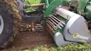 Chantier d'arrachage de betteraves d&eacute;compos&eacute; par Franquet pour limiter le tassement des sols