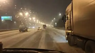 Chutes de neige l&eacute;g&egrave;res la nuit sur la rocade de Moscou