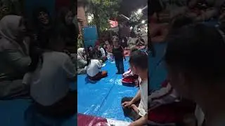 Di bawah lampu jalan gang sempit