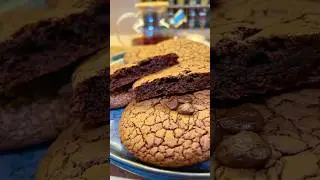 The most perfect american chocolate-chip #cookies you will ever see 🍪