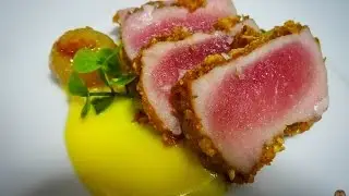 Atun Rojo Marinado en Soja con Costra de Kikos, Salsa de Naranja y Cebollita Glaseada