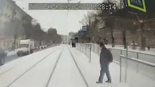 Дед шагнул под трамвай. Real Video