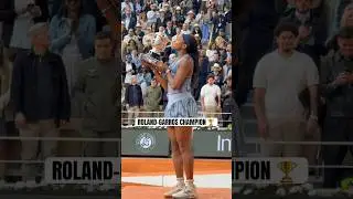 Coco Gauff kisses the trophy 🏆👏