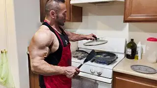 筋肉を維持するためにアメリカで和朝食を作るボディビルダー