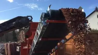 Kl&ouml;ckner Siebmaschine  KS3012 an Brecher Kleeman Mobicat EVO absieben von Bauschutt