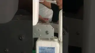 5L engine oil bottle labeling machine丨1000ml 5000ml plastic drum label applicator丨Bottle labeller