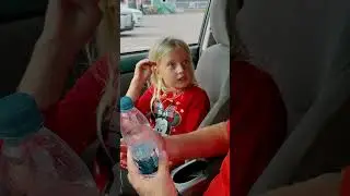 A baby girl asked for help and rescue from the car next to her
