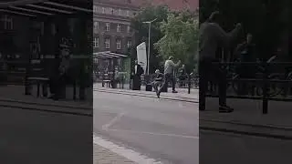 Policija VS odekalona zēni