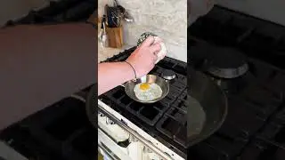 Tips de pro - oeuf au plat dans po&ecirc;le inox