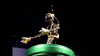 Tom Morrow 2.0 Robot - Inside Innoventions West - Epcot, Walt Disney World 03-29-2003