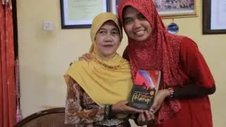 Bu Muslimah Guru Laskar Pelangi Sarat Inspirasi
