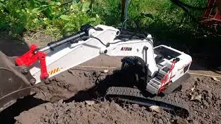 Huina 1494 excavator digging 