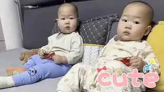 The twin brother comforted his crying brother who made a mistake.  It's so heartwarming！#cutebaby