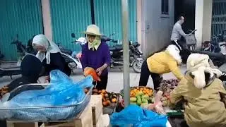 이른 아침의 베트남 시골 시장 풍경.
