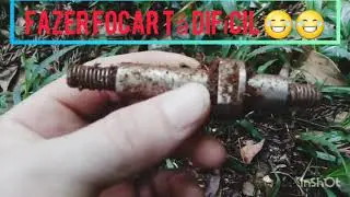 Explora&ccedil;&atilde;o com detector de metais num bosque