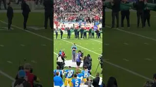 Ana Castela canta el Himno en el partido de NFL en San Pablo