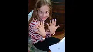 Sofi va dall'estetista per la prima volta! unghie lunghe per 24 ore! #shorts