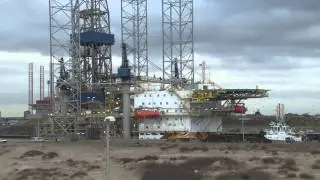 IJmuiden BOORPLATFORM NOBLE REGINA ALLEN gaat naar zee...