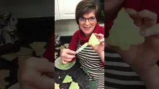 How to spread icing on sugar cookies (The Old Fashioned Way!)