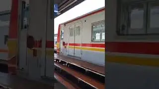 krl 6017/6117 berangkat dari stasiun pasar senen